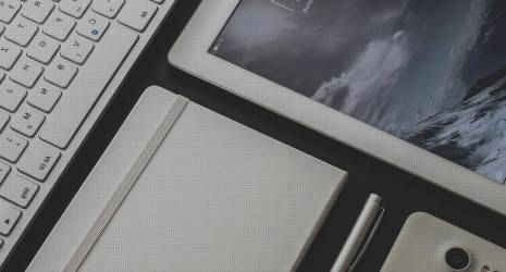 ¿En qué se diferencia un transmisor bidireccional de uno unidireccional?